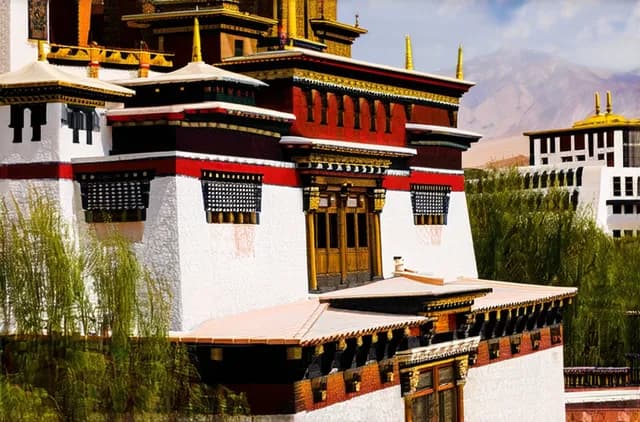 Best Accommodations for Solo Travelers in Lhasa