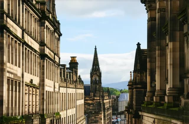 Complete Guide: Best Areas for Solo Travelers in Glasgow