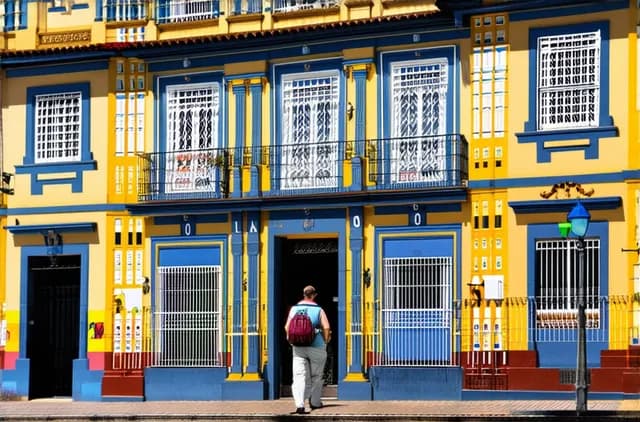 Complete Guide: Best Neighborhoods for Solo Travelers in Quito