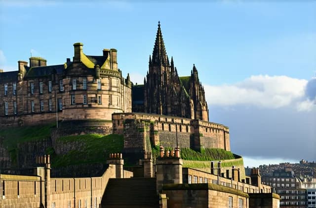 Ultimate Guide to Edinburgh Solo Budget Travel