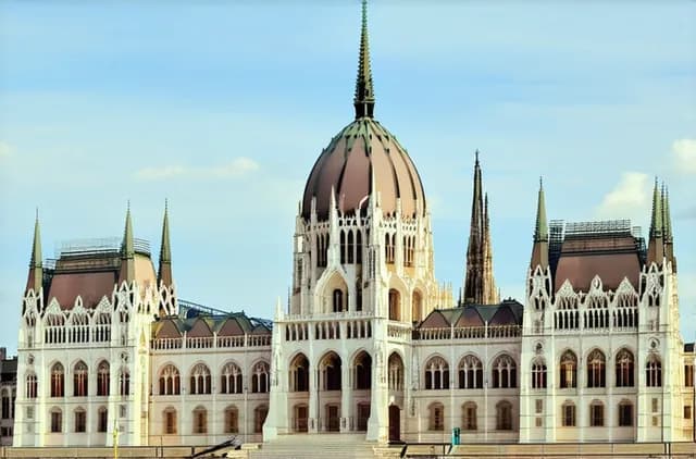 Top Sightseeing Attractions for Solo Travelers in Budapest