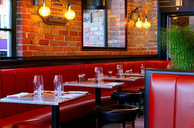 Top Solo-Friendly Restaurants in Detroit