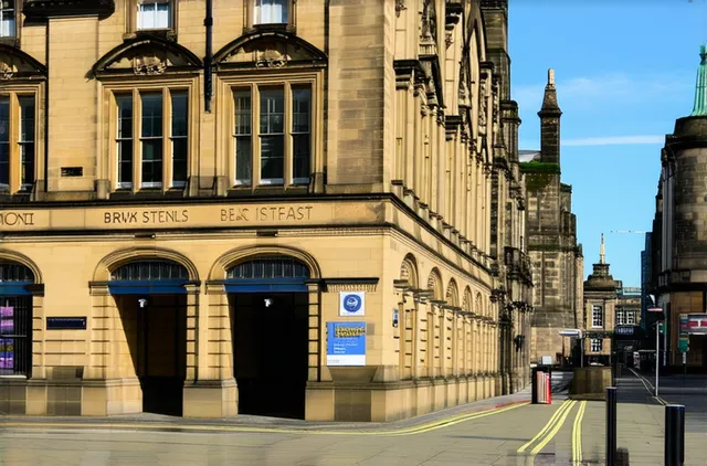 Ultimate Guide: Best Areas for Solo Travelers in Belfast