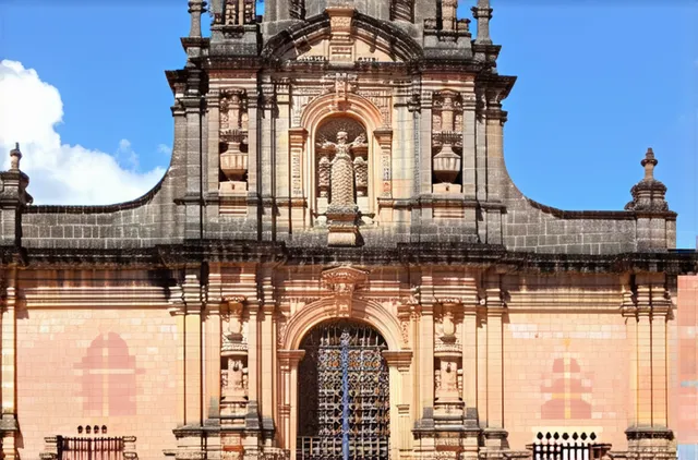 Discover the Best Neighborhoods for Solo Travelers in Morelia