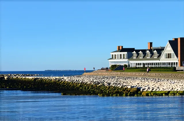 Explore the Best Neighborhoods for Solo Travelers in Newport