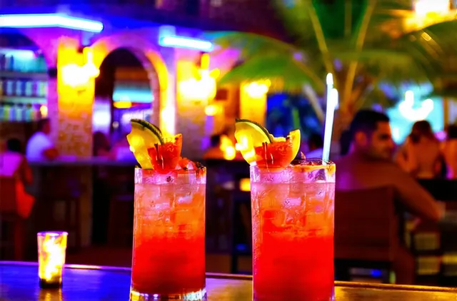 Ultimate Guide: Nightlife for Solo Travelers in Acapulco