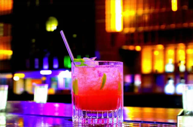 Exploring Nightlife: Solo Travelers in Montréal