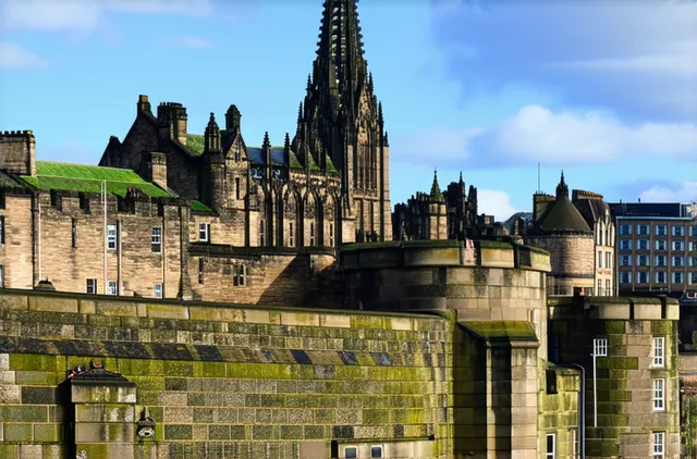 Ultimate Guide: Top Attractions for Solo Travelers in Edinburgh
