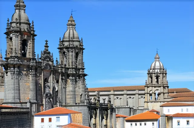Cultural experiences for solo travelers in Santiago de Compostela