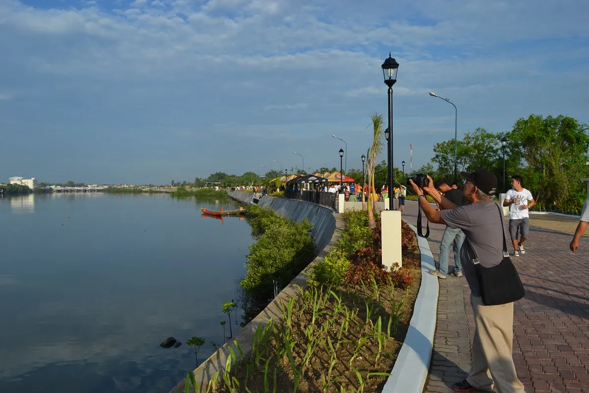 4. Iloilo River Esplanade