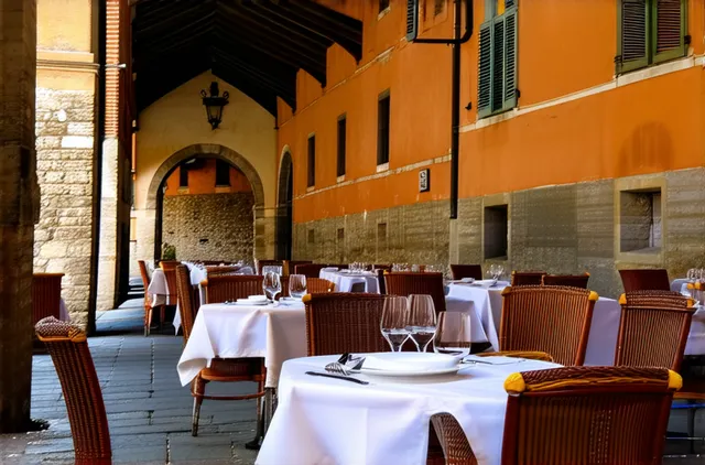 Solo dining experiences in Lucca