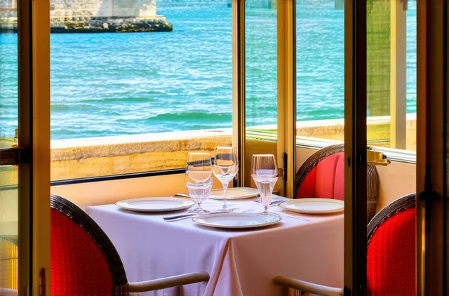 Solo dining experiences in Naples