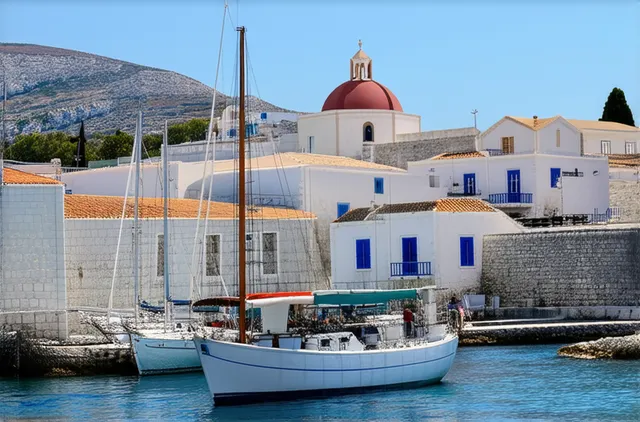 solo travel in Hydra Town