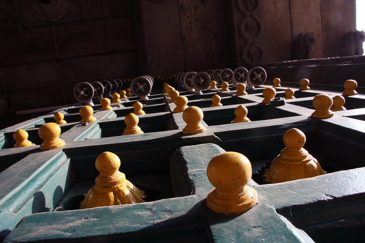 1. Visit the Majestic Kapaleeshwarar Temple